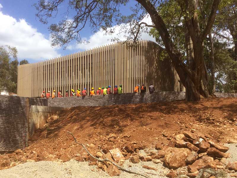 Photo du chantier et des ouvriers lors e la construction du campus universitaire de Nairobi, Aw-eck : Ingénierie structure