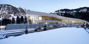 Photo de la vue extérieure du centre aquatique des Grandes Combes à Courchevel