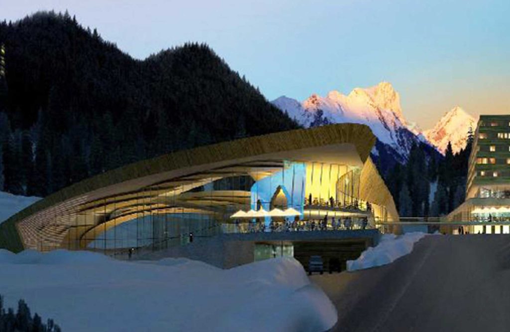 Photo extérieure, de nuit, du centre aquatique des Grandes Combes à Courchevel