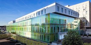 Photo de la façade en vue aérienne de l'hôpital des Armées Begin à Saint Mandé pour lequel Aw-eck a été bureau d'étude en ingénierie de la structure.