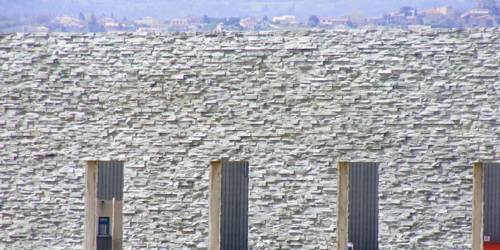 Photo de la façade de l'usine de peinture Thor à Salaise-sur-Sanne. Aw-eck : Ingénierie structure EXE - Conception