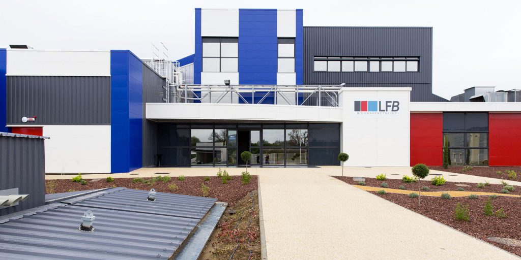 Photo de la façade, vue d'ensemble, du bâtiment scientifique de Biomanufacturing à Alès