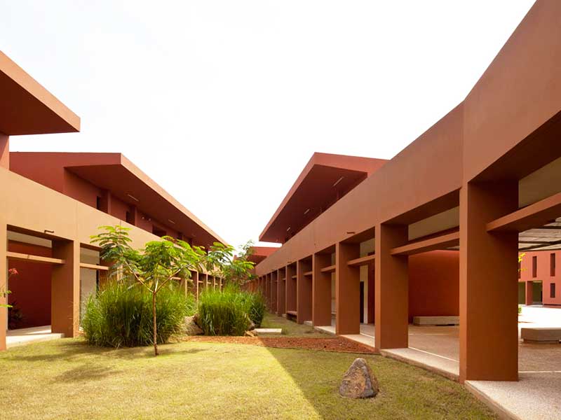 Photo de la cour intérieure du collège Jean Mermoz à Dakar (Sénégal) - Aw-eck : Ingénierie structure.