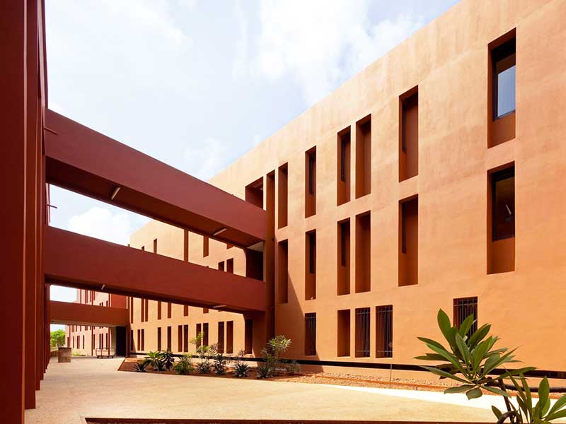 Photo de la façade du collège Jean Mermoz à Dakar (Sénégal) - Aw-eck : Ingénierie structure.