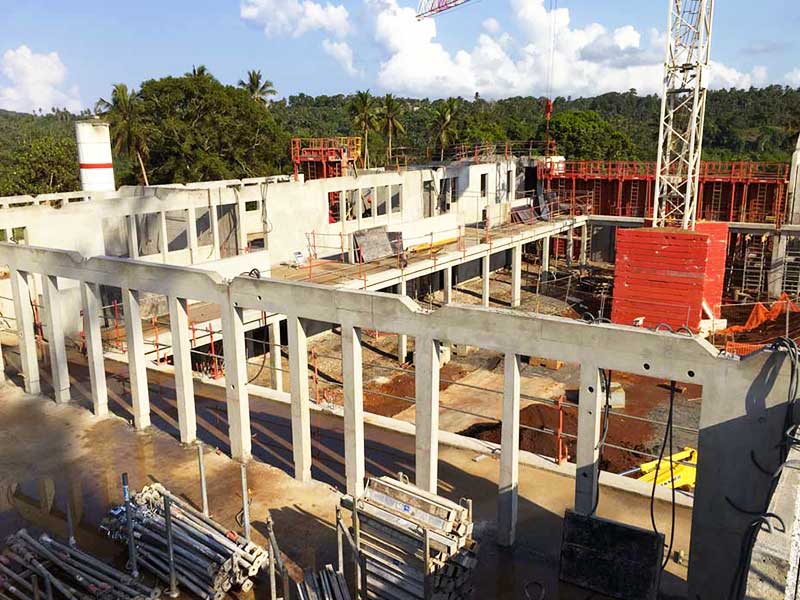 Photo en vue aérienne du chantier du collège de Ouangani à Mayotte pour lequel Aw-eck est bureau d'étude en ingénierie de la structure