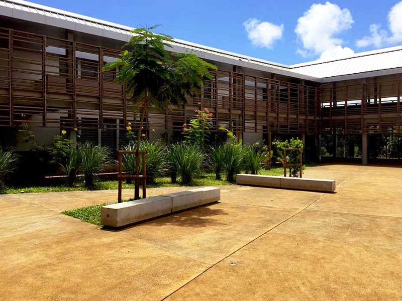 Photo de la cour intérieure du collège de Ouangani à Mayotte pour lequel Aw-eck est bureau d'étude en ingénierie de la structure