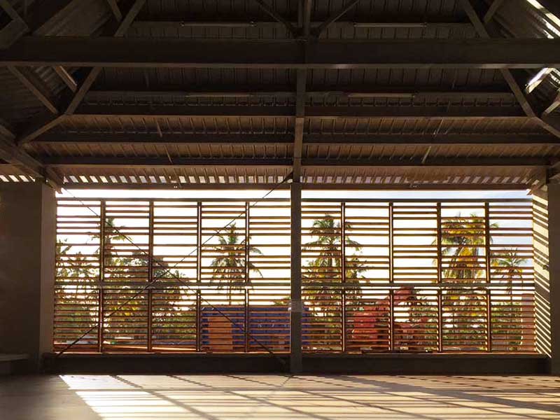 Photo prise depuis l'intérieur du nouveau du collège de Ouangani à Mayotte pour lequel Aw-eck est bureau d'étude en ingénierie de la structure