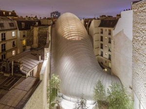 Photo de nuit de la Fondation Seydoux à Paris, bâtiment notable imaginé par Renzo Piano, aw-eck à l'Ingénierie structure phase EXE – Coque en béton projetée, modélisation éléments finis et calculs.