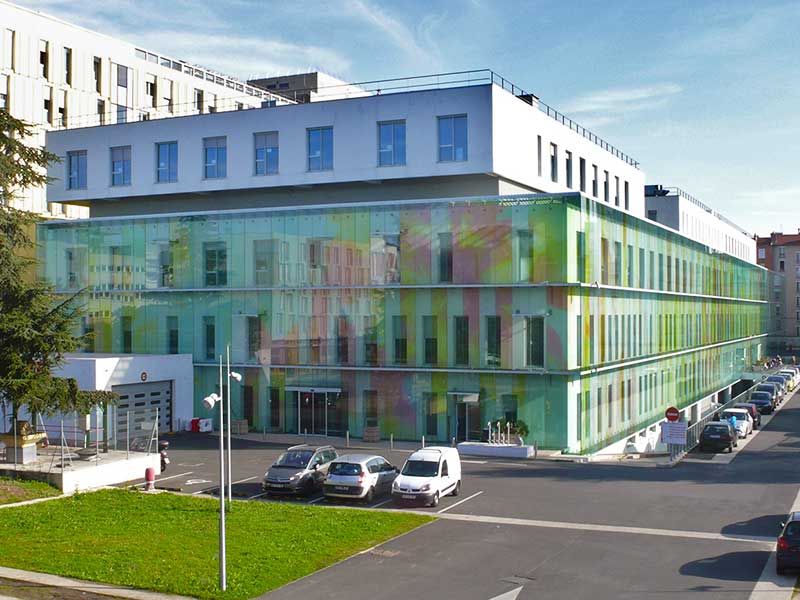 Photo de la vue extérieure de l'hôpital des Armées Begin à Saint Mandé pour lequel Aw-eck a été bureau d'étude en ingénierie de la structure.