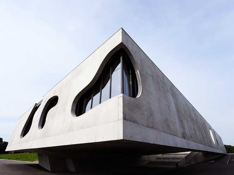 Photo de la l'angle de la salle culturelle Le Tram à Maizières-lès-Metz pour laquelle aw-eck a été bureau d'étude en ingénierie de la structure.
