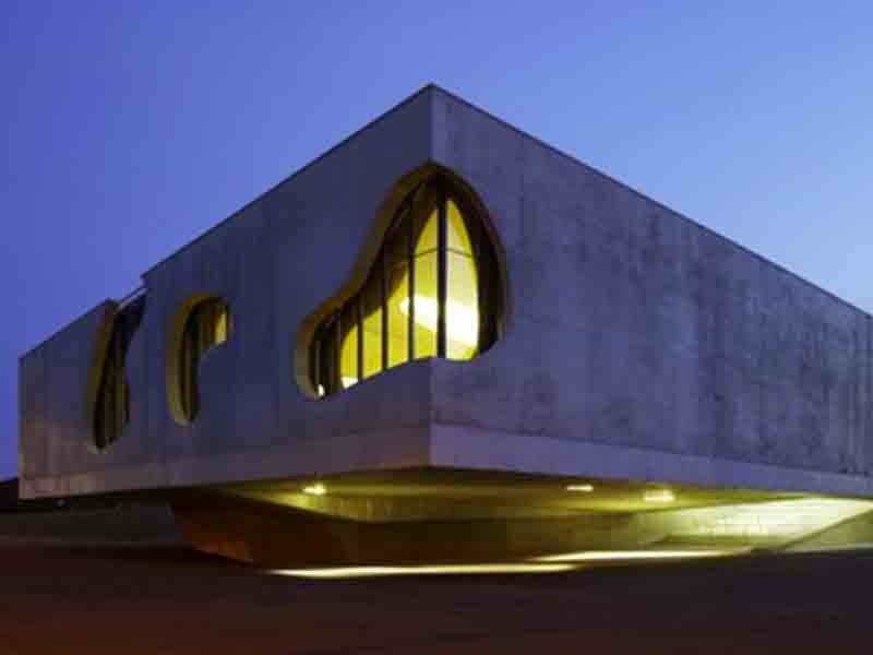 Photo de la façade de nuit de la salle culturelle Le Tram à Maizières-lès-Metz pour laquelle aw-eck a été bureau d'étude en ingénierie de la structure.