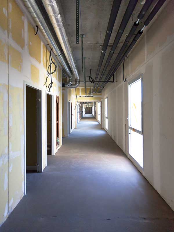 Photo du chantier du pôle de santé du Villeneuvois, vue d'un couloir en travaux
