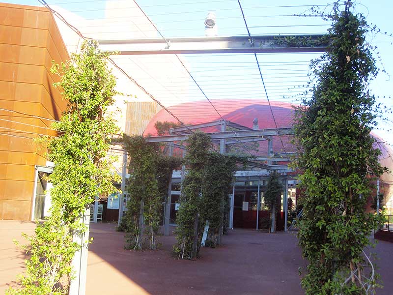 Photo de l'accès du théâtre de l'Archipel à Perpignan avec Aw-eck pour l'ingénierie structure EXE