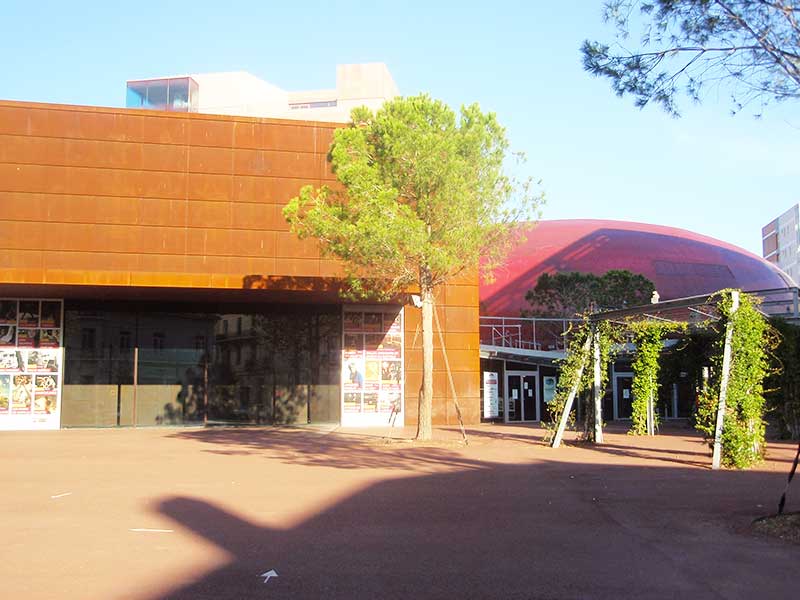 Photo de l'extérieur du théâtre de l'Archipel à Perpignan avec Aw-eck pour l'ingénierie structure EXE