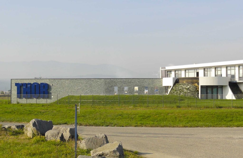 Vue d'ensemble de l'usine de peinture Thor à Salaise-sur-Sanne. Aw-eck : Ingénierie structure EXE - Conception