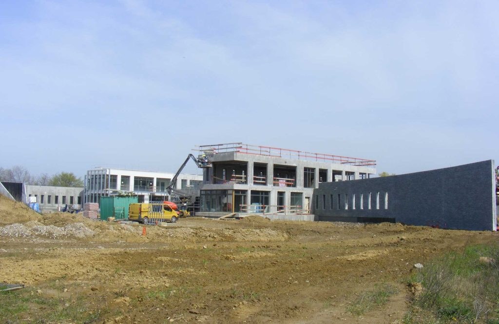 Photo de l'usine de peinture Thor à Salaise-sur-Sanne, en construction. Aw-eck : Ingénierie structure EXE - Conception