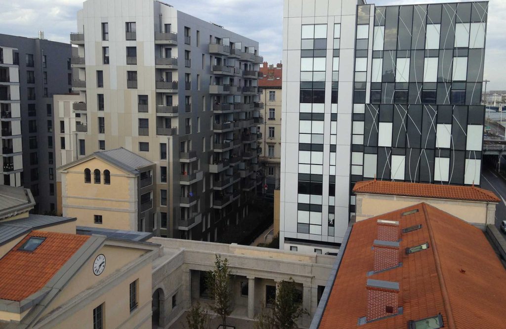Photo dans son environnement du projet Un jardin sur la Terre à Lyon, projet d logements qui réhabilite l'ancienne prison Saint Joseph