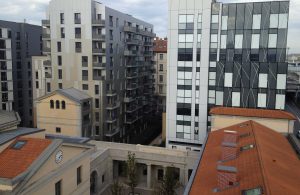 Photo dans son environnement du projet Un jardin sur la Terre à Lyon, projet d logements qui réhabilite l'ancienne prison Saint Joseph